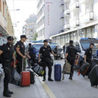 Policías nacionales cuando abandonaron el hotel de Pineda de mar en el que se alojaban tras el 1-O en una imagen de archivo.-EFE / ANDREU DALMAU