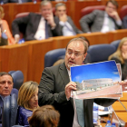 Rey muestra dónde iba el conservatorio.-ICAL