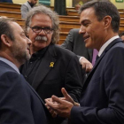 El presidente del Gobierno, Pedro Sánchez, junto al ministro de Fomento, José Luís Ábalos, y el portavoz de ERC, Joan Tardà, en el Congreso.-JOSE LUIS ROCA