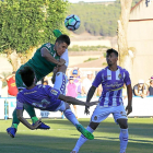 Míchel choca con su pierna con el jugador del Leganés en el amistoso.-P.R.