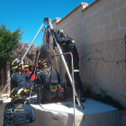 Bomberos de la Diputación de Valladolid acceden al pozo de Tudela de Duero para rescatar al varón atrapado. BOMBEROS DIPUTACIÓN DE VALLADOLID