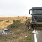 A la izquierda, el turismo que chocó contra un camión del Ejército en una carretera de Salamanca.-ICAL