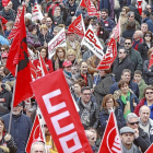 Cientos de manifestantes reclaman la negociación colectiva en la Plaza Mayor-J. M. LOSTAU
