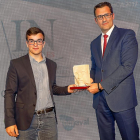 Javier Bermejo, responsable de Iberdrola, entrega el premio a Rodrigo González.-J.M.LOSTAU