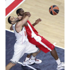 Felipe Reyes (i) lucha el balón con Bryant Dunston.-EFE