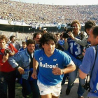 Diego Armando Maradona salta al estadio San Paolo, de Nápoles, en los años de gloria, a mitad de los 80.-EFE