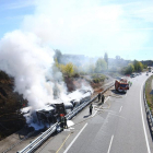 Accidente entre un camión y un turismo en la autovía A6 en Ponferrada