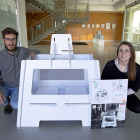 Los ingenieros Javier Aracil y María Balbas muestran la cuna en las instalaciones de la Universidad de Valladolid.-J. M. LOSTAU