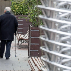 Un anciano pasea por una calle de Valladolid apoyado en dos muletas.-EL MUNDO
