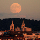 La luna sobre la catedral de León.-ICAL