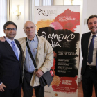 De (I a D) el embajador de India en España, Vikram Misri, el director de la obra, Carlos Saura y el alcalde de Valladollid, Óscar Puente en la presentación del estreno mundial en el Teatro Calderón del espectáculo de Carlos Saura 'Flamenco-india'.-Ical