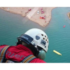 Un bombero observa desde el helicóptero el pantano de Sant Antoni (Pallars Jussà, Lleida), durante las tareas de rescate.-Foto:   BOMBERS DE LA GENERALITAT