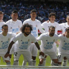 Los jugadores del Real Madrid, con las camisetas dando ánimos a Iker Casillas que lucieron al inicio del partido de este domingo en el Bernabéu.-PAUL WHITE (AP)