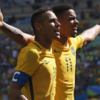 Neymar y Gabriel Jesus celebran uno de los seis goles ante Honduras en Maracaná.-EFE / JAVIER ETXEZARRETA