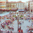 El Campo Grande y la Acera de Recoletos (antiguo paseo central de coches) se ha convertido en la sede permanente de un Día del Mini que hizo hace 35 años, como muestra la imagen, parada y osta en la Plaza Mayor.-DVB