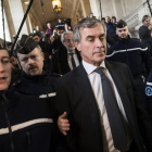 El exministro de Hacienda Jerome Cahuzac sale del Tribunal tras ser condenado a tres años de cárcel por evasión fiscal.-ETIENNE LAURENT / EFE