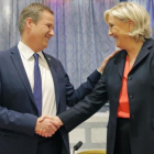 Nicolas Dupont-Aignat y Marine Le Pen, en la formalización de su pacto.-AE Michel Eule