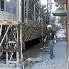 Andamios desplegados en el bloque 95 del paseo de Juan Carlos I, conocido como el ‘torreón del poblado de Fasa’.-J.M. LOSTAU
