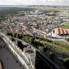 Vista del patio norte del Castillo de Peñafiel desde la torre del homenaje, con parte del casco urbano de la villa alos pies de la colina.-PABLO REQUEJO