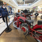El centro comercial Vallsur acoge una exposición de motos clásicas y antiguas en sus pasillos. PHOTOGENIC /PABLO REQUEJO