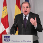 El presidente de la Junta de Castilla y León, Juan Vicente Herrera, atiende a los medios de comunicación tras la reunión mantenida con el presidente del Gobierno, Pedro Sánchez.-ICAL