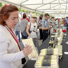 Visitantes de una anterior edición de la Feria del Espárrago de Tudela de Duero examinan el producto.-J.M. LOSTAU