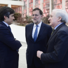 Mariano Rajoy charla con el presidente de Promecal, Antonio Méndez Pozo, y con el subdirector general, Daniel Méndez.-ICAL