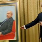 Wert junto a su retrato, en el Ministerio de Educación.-JUAN MANUEL PRATS