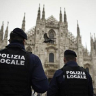 Dos policías italianos patrullan en la plaza del Duomo de Milán tras la advertencia del FBI de posibles atentados terroristas en Italia.-AFP / OLIVIER MORIN