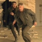 Ryan Gosling y Harrison Ford, en una escena de Blade Runner 2049.-WARNER BROS