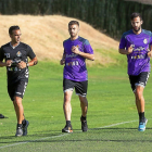 Balbi, a la izquierda, corre junto a Guitián, ayer, en su primer entrenamiento con el Valladolid.-PABLO REQUEJO