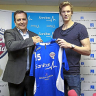 El sueco Filip Kallman, junto al presidente del BM Atlético-J. M. Lostau