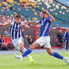 Hervías, que reapareció tras la grave lesión de la pasada temporada, intenta regatear al lateral del Cardiff City.-RVCF