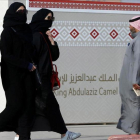 Jóvenes saudís con la abaya en Riad.-/ REUTERS / FAISAL AL NASSER