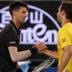 Djokovic recibe la felicitación de Ramos tras su partido de tercera ronda en Melbourne.-REUTERS / ISSEI KATO