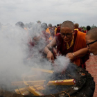 Monjes budistas queman incienso durante una ceremonia en el templo de Mayadevi con motivo del día de Vesak en Lumbini.-EFE