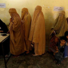 Mujeres ataviadas con burkas votan en un colegio electoral en Peshawar.-FAYAZ AZIZ / EFE