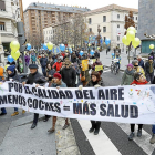 Cabeza de la manifestación que reclamó ‘menos coches y más salud’ en la calles de la ciudad.-J.M. LOSTAU