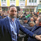 Santiago Abascal, a las puertas del cine de Palencia instantes antes de iniciar su acto de precampaña.-ICAL