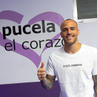 Sandro levanta el pulgar con la cara sonriente, antes de su rueda de prensa de presentación.-J.C. CASTILLO