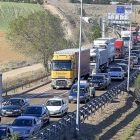Imagen de la larga cola de vehículos en la  autovía A-62 a causa del incendio de las pacas de un camión.-REPORTAJE GRÁFICO DE PABLO REQUEJO / PHOTOGENIC