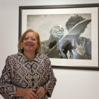 La fotógrafa Cristina García Rodero junto a una de las obras que forman parte de la exposición “Con la boca abierta” que se puede ver en el DA2 de Salamanca-Ical