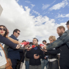 El portavoz de Ciudadanos Castilla y León, Pablo Yañez, analiza asuntos de última actualidad, en el exterior de la puerta principal del edificio de las Cortes.-ICAL