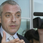 Tom Sizemore habla con los medios a la salida de un juicio por maltrato, en el 2003.-/ AP / DAMIAN DOVARGANES