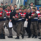 La Cámara de Comercio de la localidad suroccidental turca de Mugla amaneció este lunes lindada. Ha sido la sede elegida para juzgar a 47 acusados de estar involucrados en el intento de captura y asesinato del presidente turco, Recep Tayyip Erdogan, ya que-Llegada de algunos de los militares acusados al juicio en Mugla.