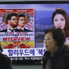 Los informativos de Corea del Sur anuncian el conflicto causado por la película "La entrevista".-Foto: AHN YOUNG-JOON / AP