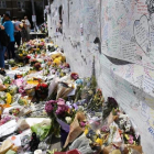 Flores en homenaje a las víctimas cerca de la Grenfell Tower, en North Kensington (Londres), el 17 de junio.-EFE / ANDY RAIN