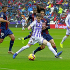 Toni intenta llevarse el balón ante la presencia de Cote y y Cucurella en el partido disputado ayer en Zorrilla.-J. M. LOSTAU