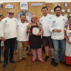 Algunos de los chefs posan con cocineras mexicanas-EL MUNDO