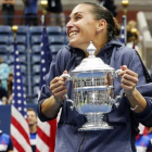 Flavia Pennetta, exultante con el trofeo del Abierto de EEUU.-Foto:  AP / JULIO CORTEZ